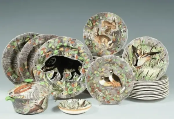 Assiette en faïence de Gien ancienne décorée de scènes de chasse : sanglier, lièvres, canards.